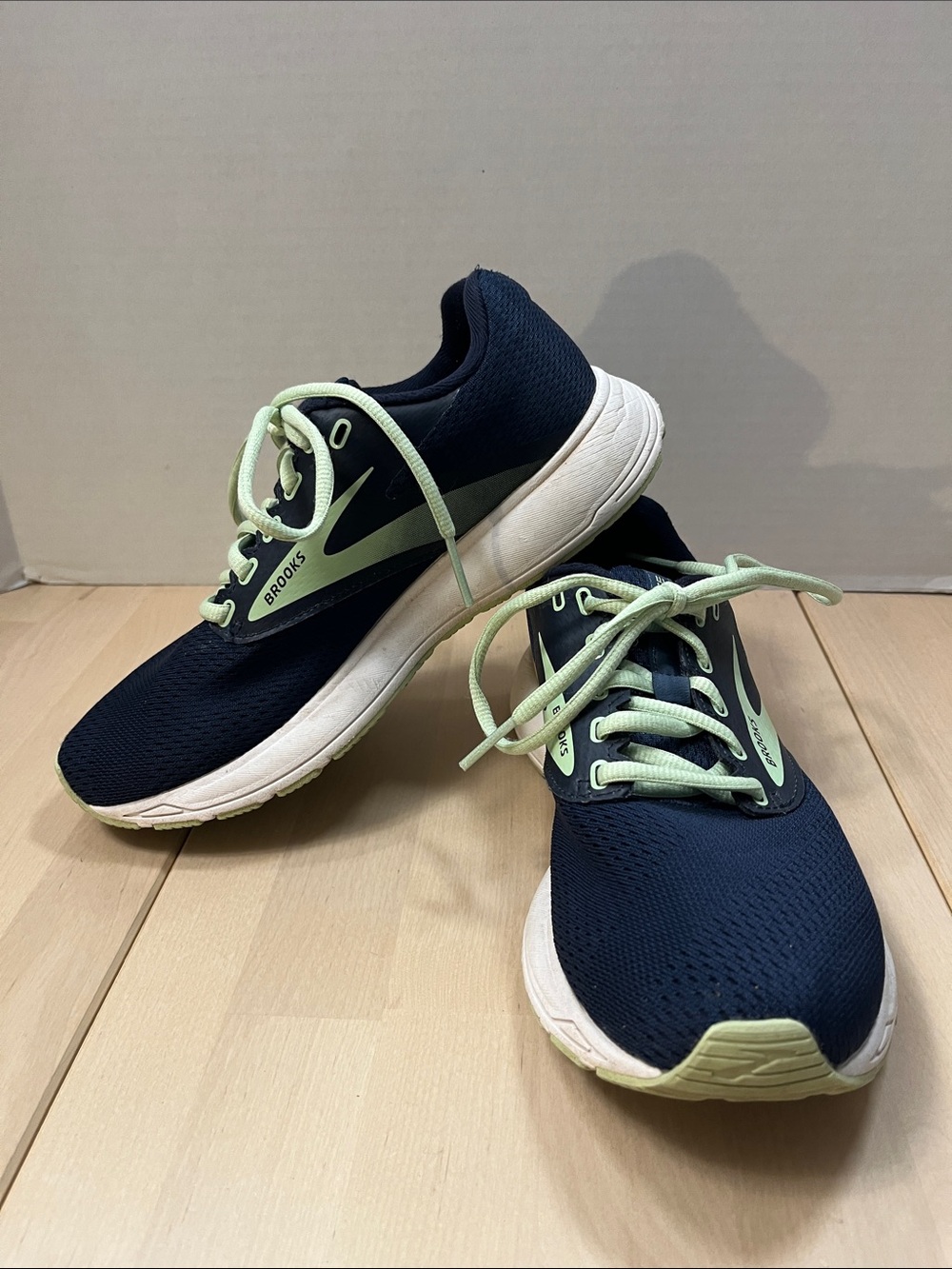 Brooks Navy Blue & Mint Green Sneakers Women’s 6.5 Medium